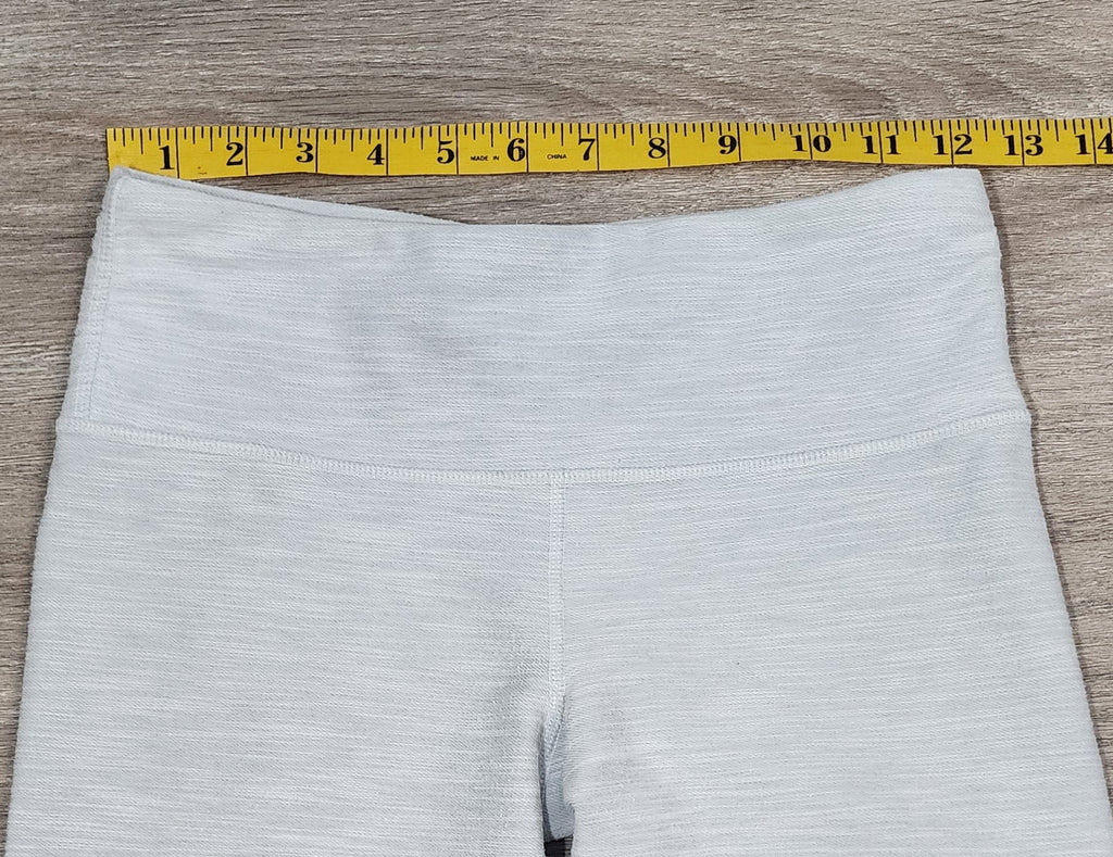 Lululemon Cropped  Leggings – Size M | Light Grey Button Hem