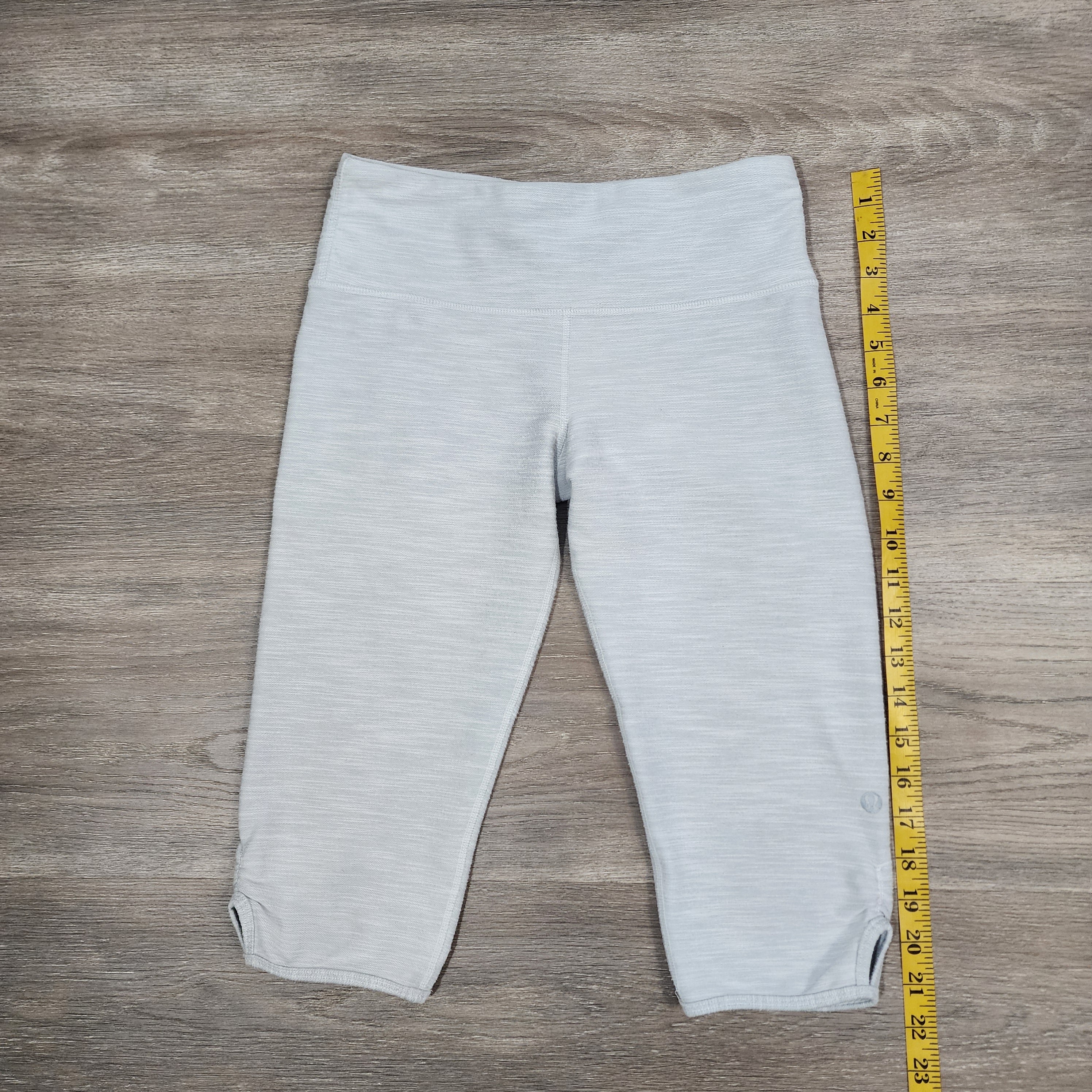 Lululemon Cropped  Leggings – Size M | Light Grey Button Hem