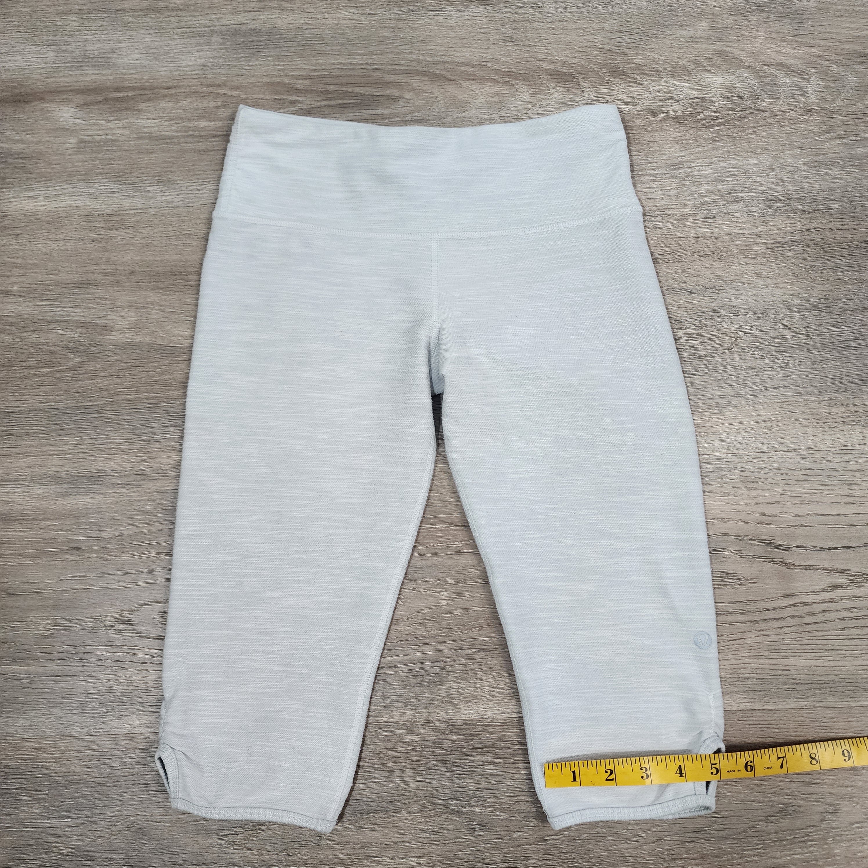 Lululemon Cropped  Leggings – Size M | Light Grey Button Hem