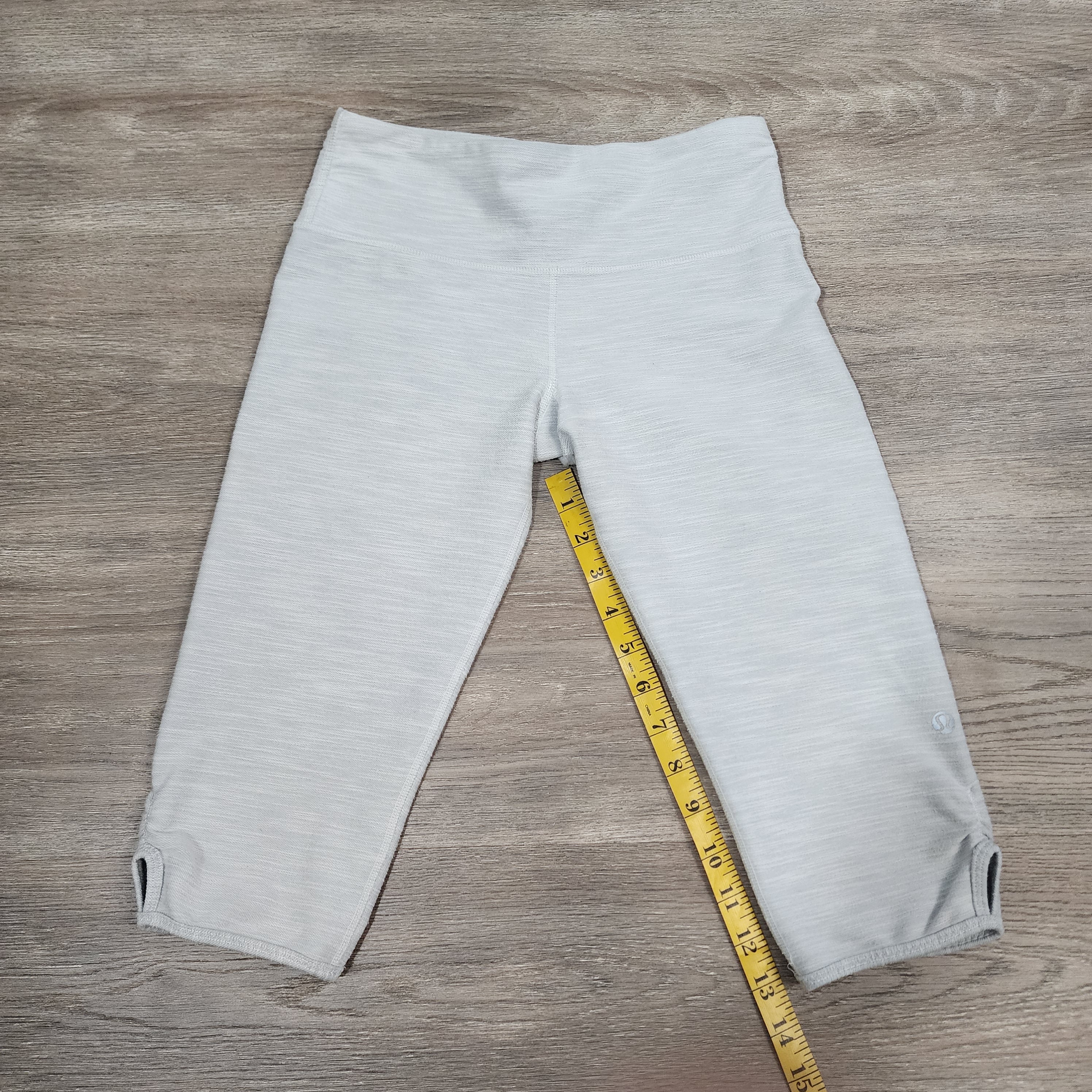 Lululemon Cropped  Leggings – Size M | Light Grey Button Hem