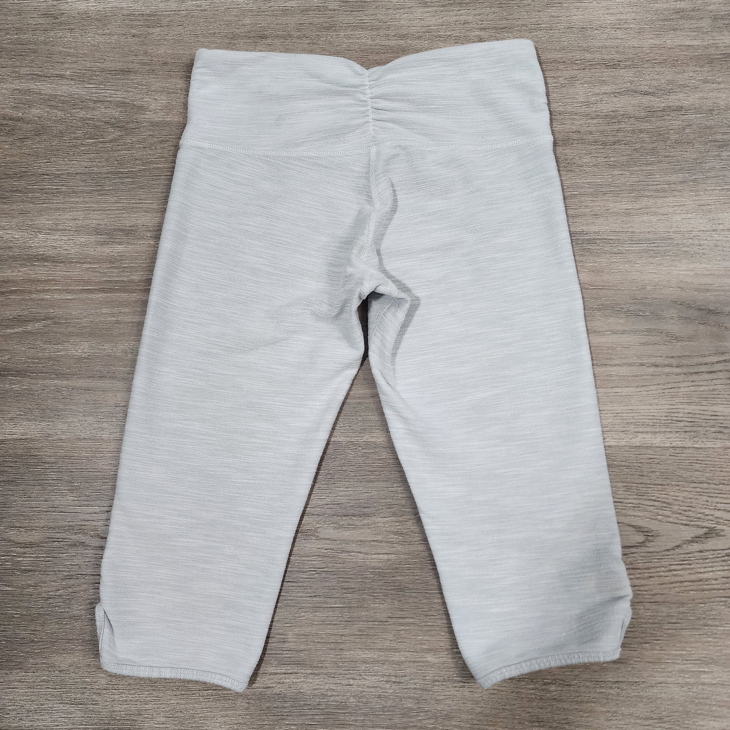 Lululemon Cropped  Leggings – Size M | Light Grey Button Hem