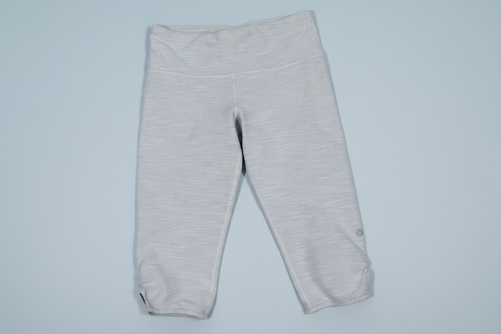 Lululemon Cropped  Leggings – Size M | Light Grey Button Hem