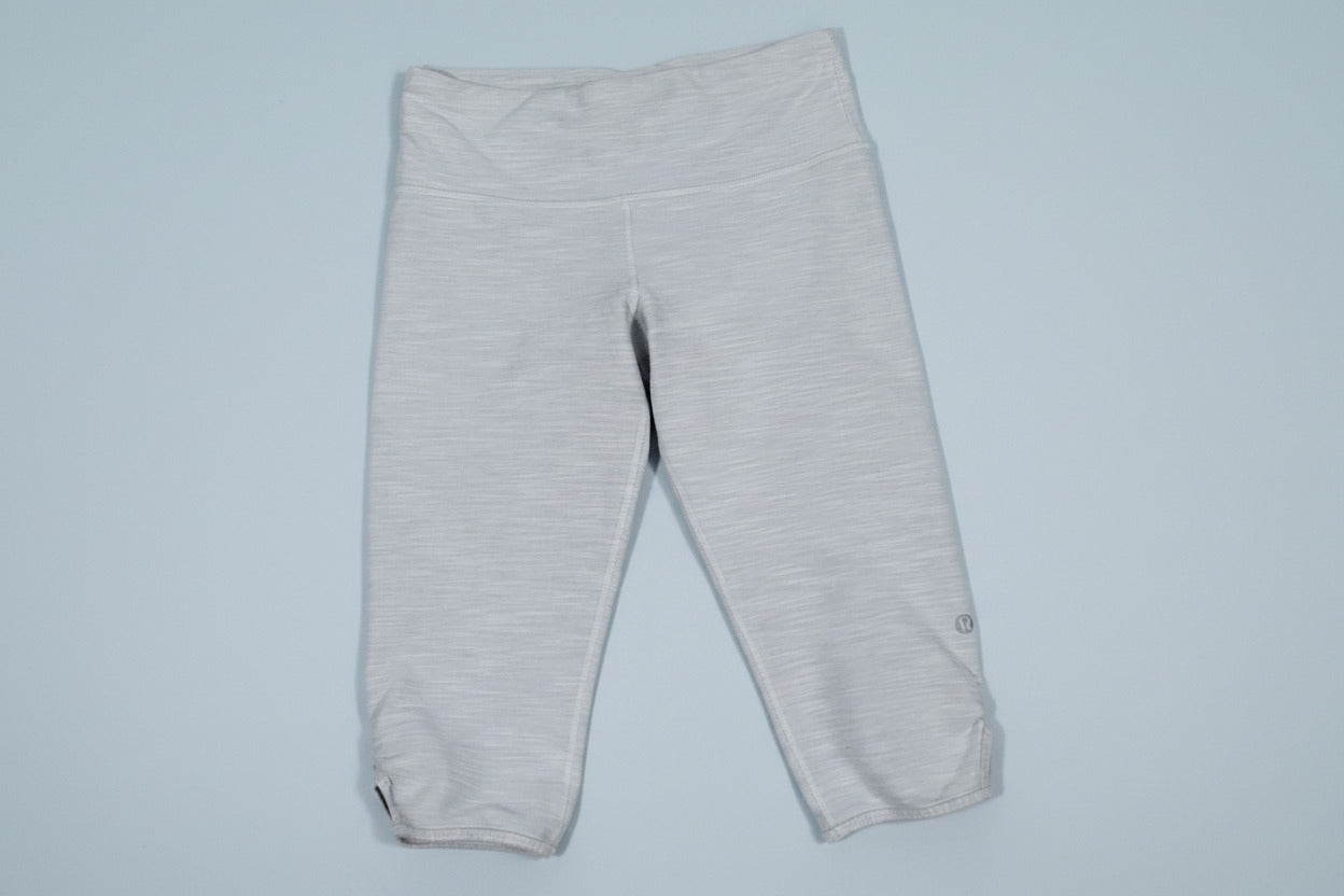 Lululemon Cropped  Leggings – Size M | Light Grey Button Hem