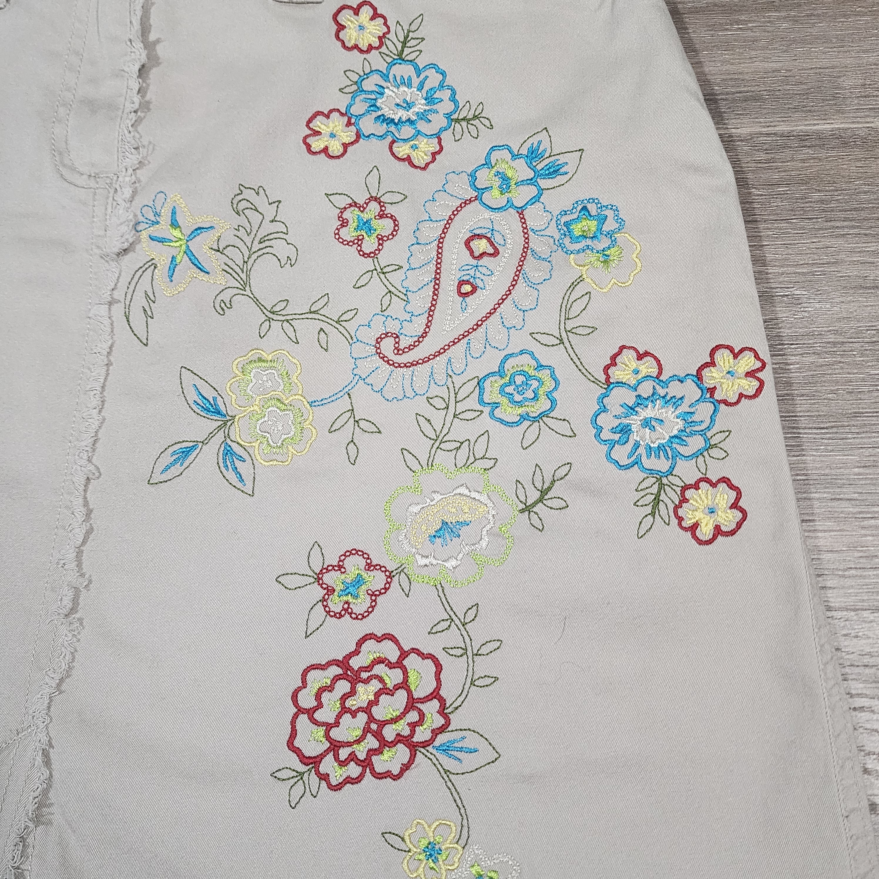 Jones Wear Jeans Embroidered Floral Denim Skirt – Size 10