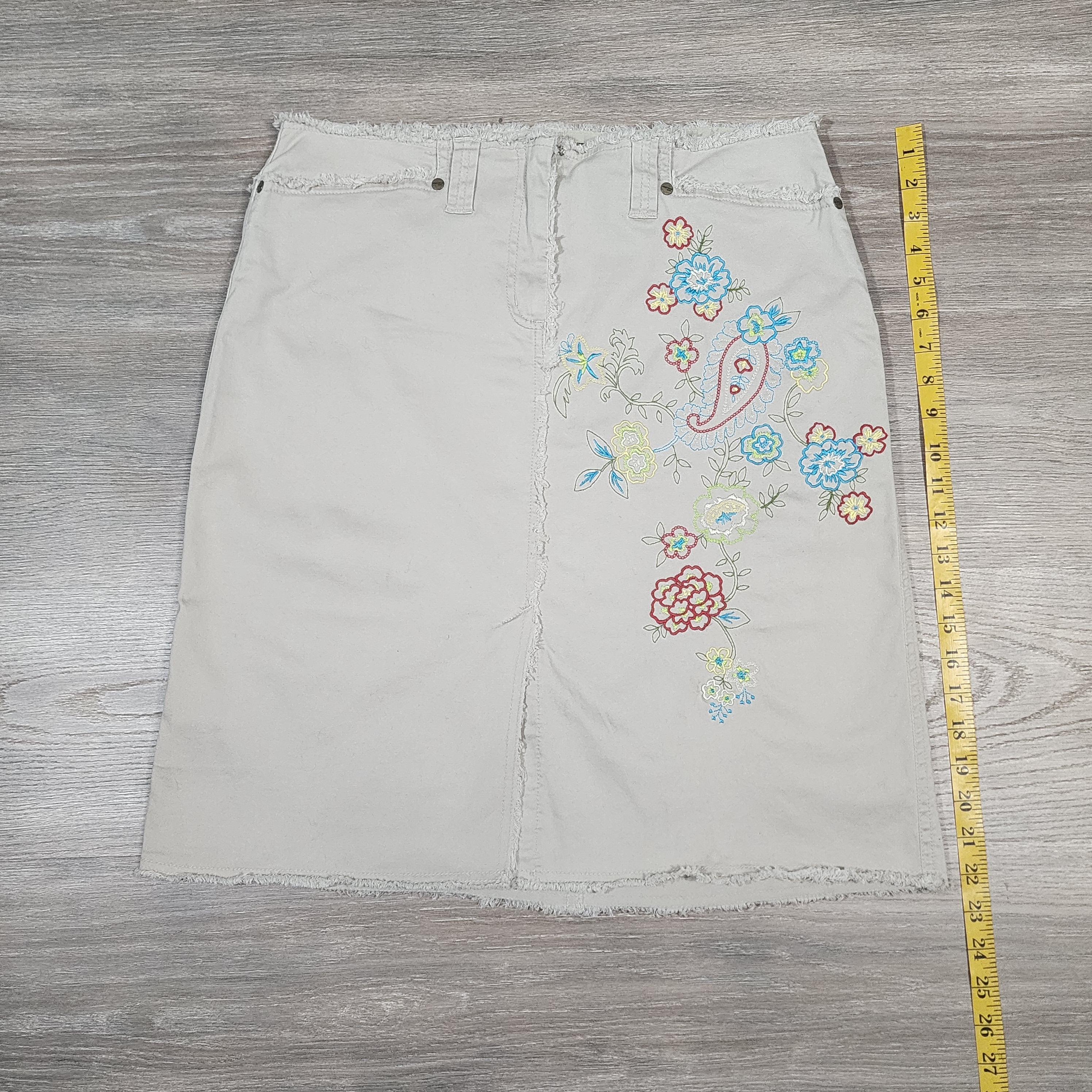 Jones Wear Jeans Embroidered Floral Denim Skirt – Size 10