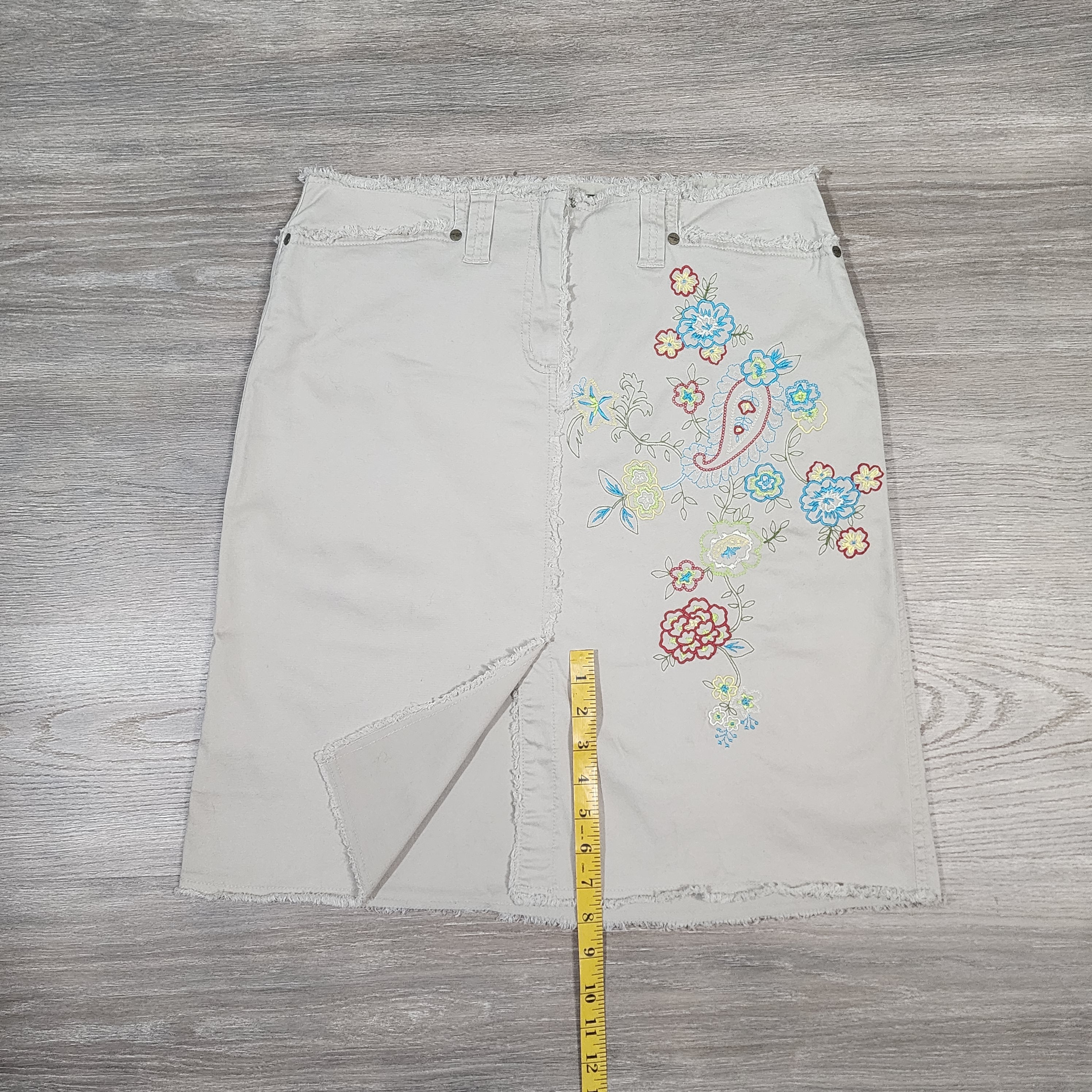 Jones Wear Jeans Embroidered Floral Denim Skirt – Size 10