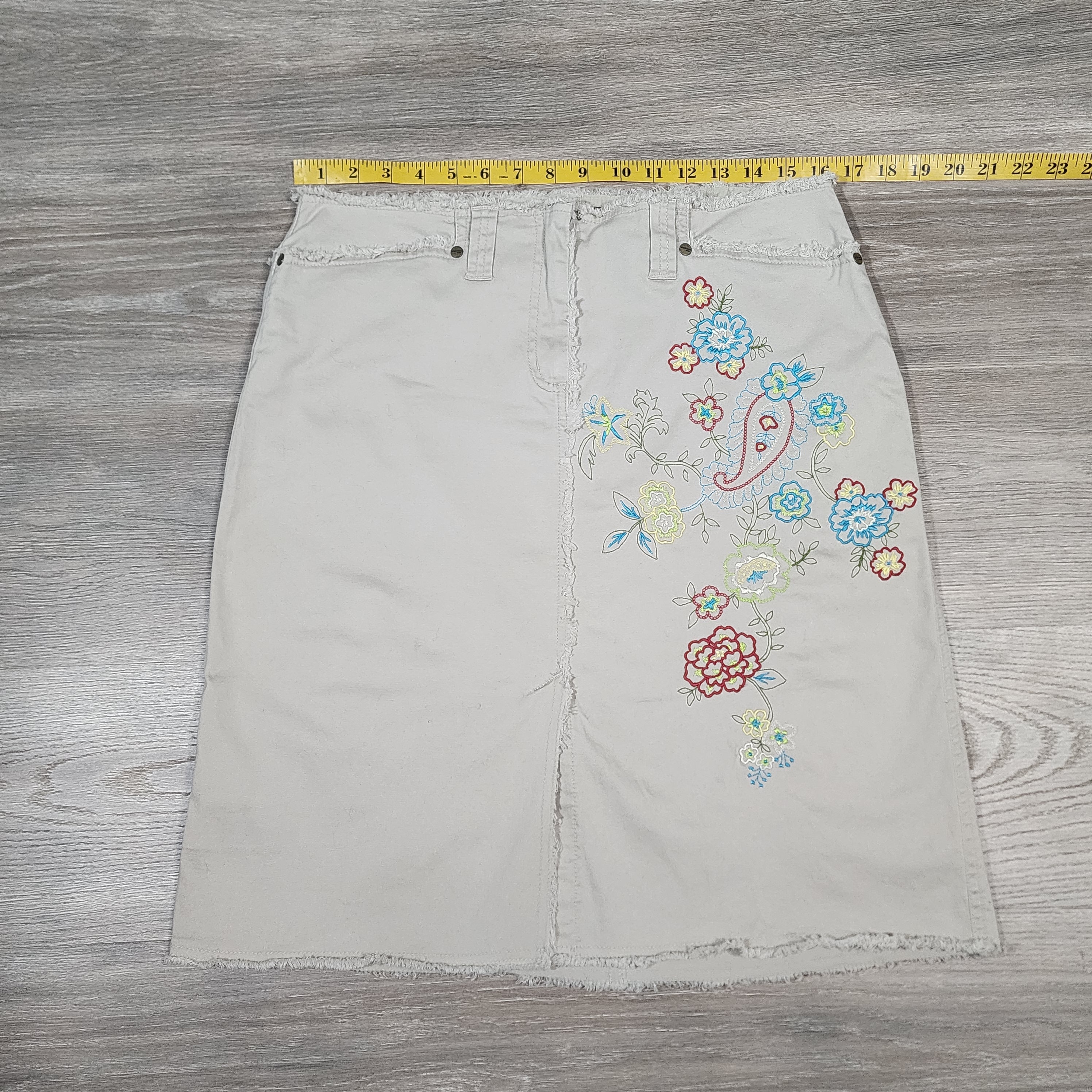 Jones Wear Jeans Embroidered Floral Denim Skirt – Size 10
